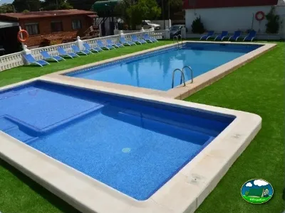 Piscina infantil y piscina principal con tumbonas del Camping Valencia El Saler, El Saler (Valencia)