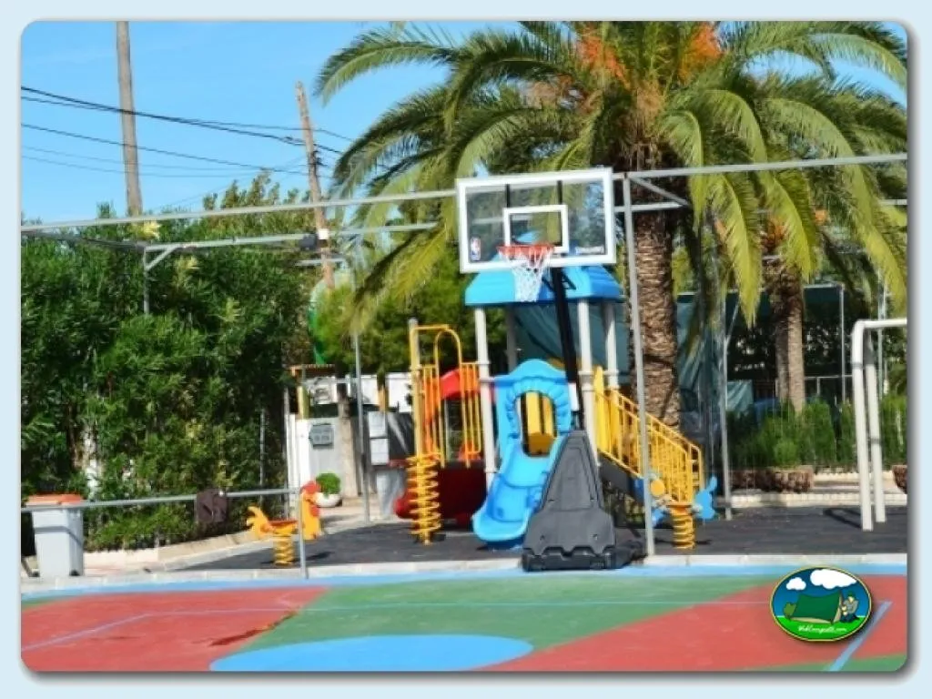 Parque infantil con tobogán y canasta de baloncesto del Camping Valencia El Saler, El Saler (Valencia)
