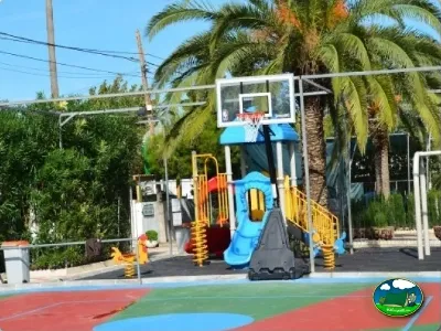 Parque infantil con tobogán y canasta de baloncesto del Camping Valencia El Saler, El Saler (Valencia)