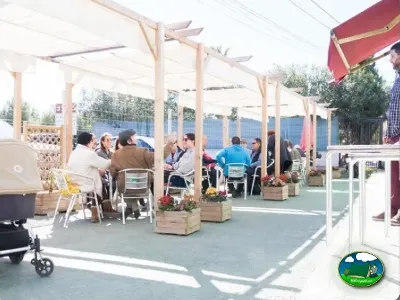 Restaurante bar con terraza cubierta y zona de estar del Camping Valencia El Saler, El Saler (Valencia)