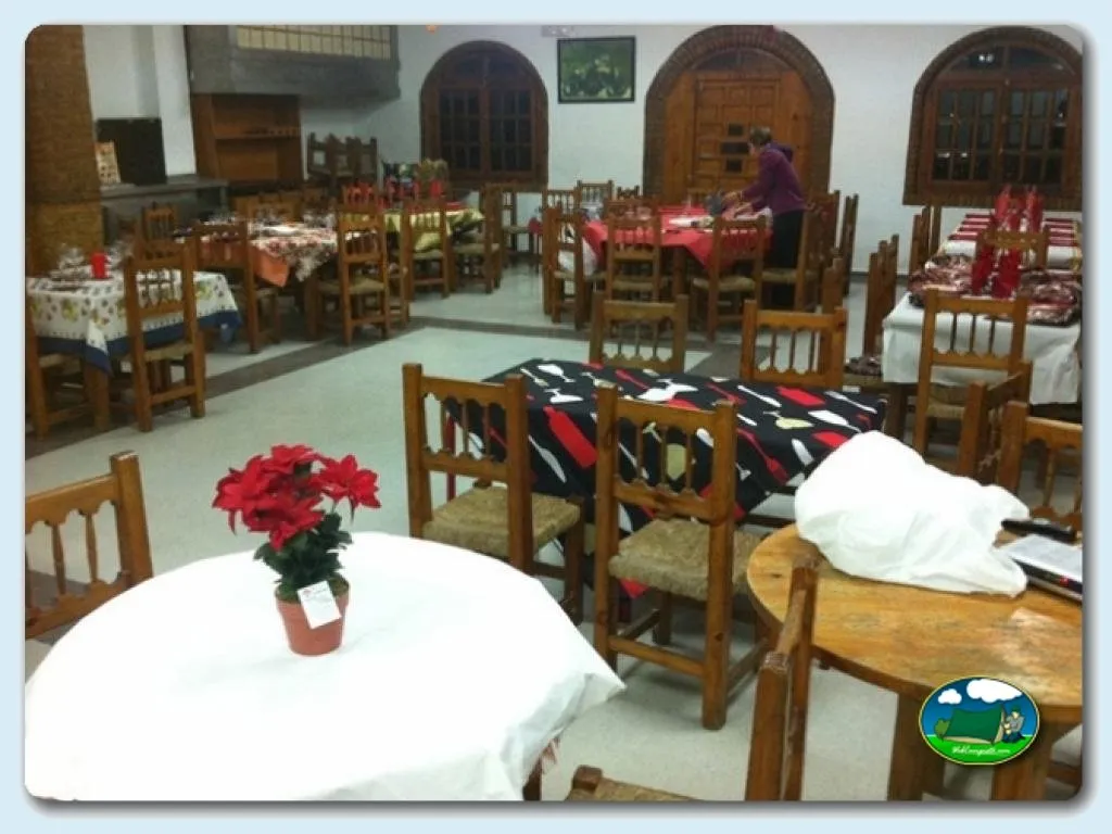 Restaurante interior con mesas y sillas del Camping Valencia El Saler, El Saler (Valencia)