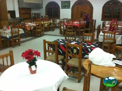 Restaurante interior con mesas y sillas del Camping Valencia El Saler, El Saler (Valencia)