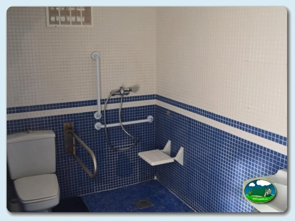Aseos con ducha accesible y barras de apoyo del Camping Valencia El Saler, El Saler (Valencia)