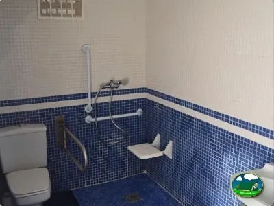 Aseos con ducha accesible y barras de apoyo del Camping Valencia El Saler, El Saler (Valencia)