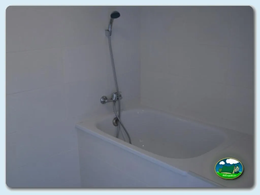 Bañera con ducha del Camping Valencia El Saler, El Saler (Valencia)