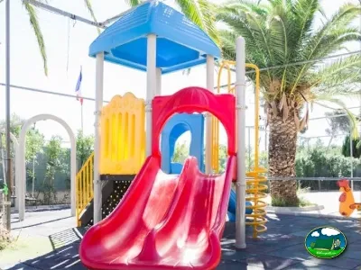 Parque infantil con toboganes y zona de juegos del Camping Valencia El Saler, El Saler (Valencia)