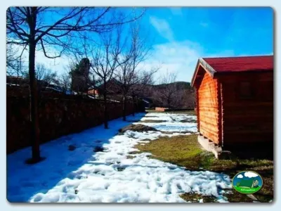 Cabaña junto al río con nieve del Camping Las Menas, Serón (Almería)