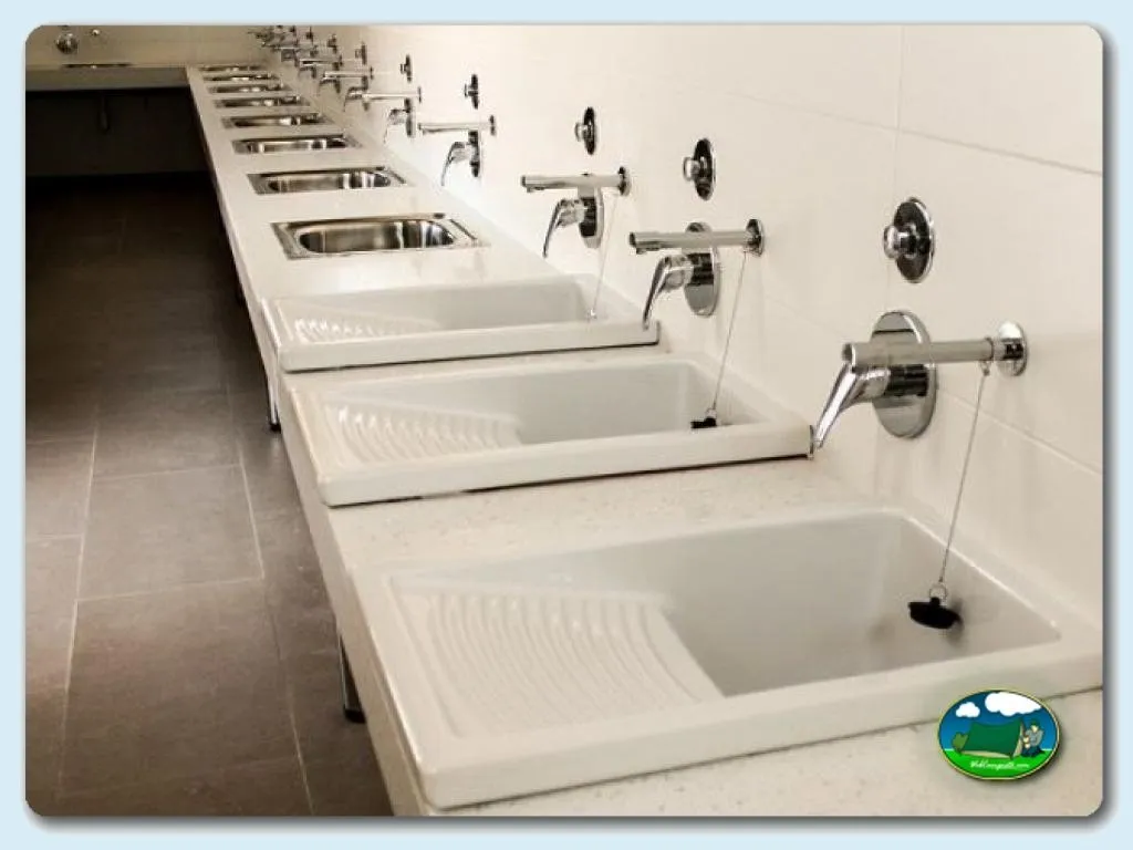 Aseos con lavabos individuales del Camping Alicante Imperium, Villajoyosa (Alicante)