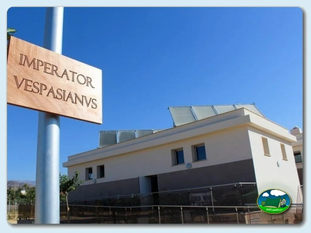Cartel con texto del recinto del Camping Alicante Imperium, Villajoyosa (Alicante)