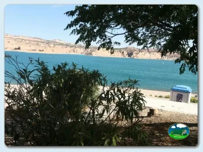 Playa junto al mar con acantilados y vegetación del Camping La Cabañuela, Freila (Granada)