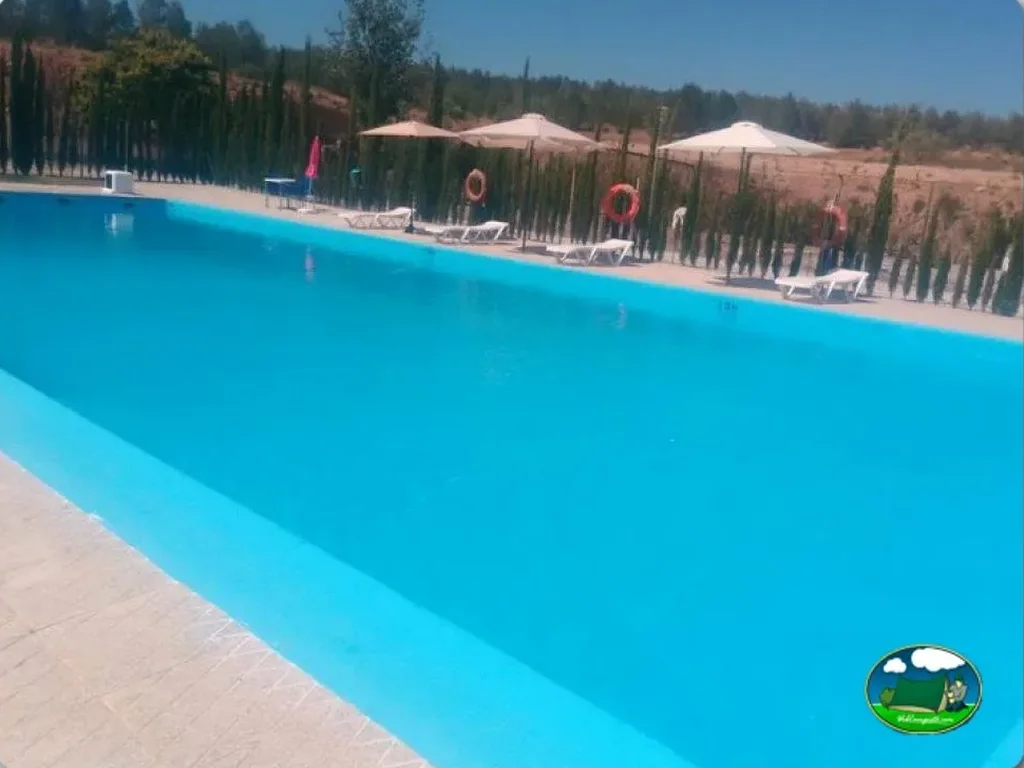 Piscina con vistas a la sierra del Camping Rural La Cabañuela, Freila (Granada)