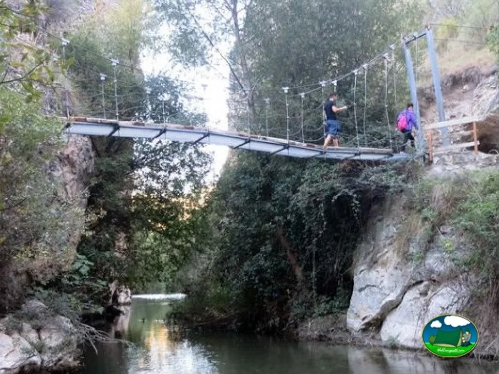 Puente colgante sobre río con actividades de aventura del Camping Rural La Cabañuela, Freila (Granada)
