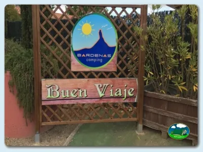 Cartel de entrada con logo del Camping Bardenas, Villafranca (Navarra)