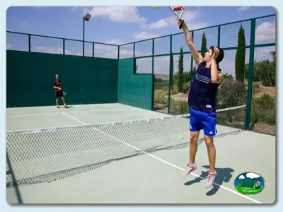 Pista de tenis con vistas a la montaña del Camping Bardenas, Villafranca (Navarra)