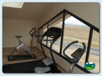 Gimnasio cubierto con vistas al entorno del Camping Bardenas, Villafranca (Navarra)