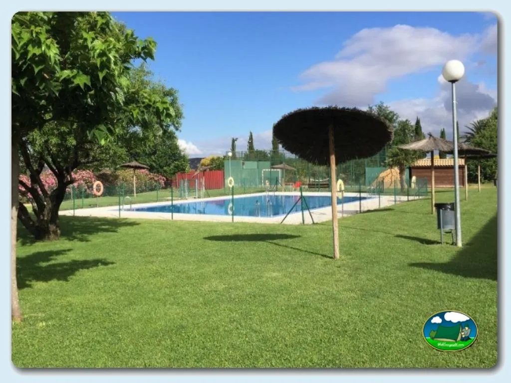 Piscina con vistas a la montaña y zona de hierba del Camping Bardenas, Villafranca (Navarra)