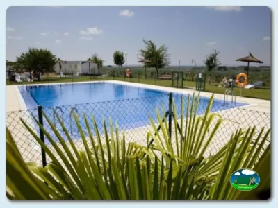 Piscina con vistas al campo abierto del Camping Bardenas, Villafranca (Navarra)