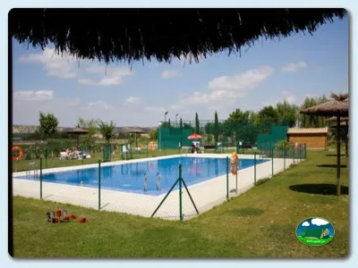Piscina con parque infantil y vistas al río del Camping Bardenas, Villafranca (Navarra)