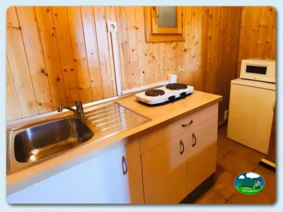 Cabaña interior cocina con nevera y fogones del Camping Bardenas, Villafranca (Navarra)