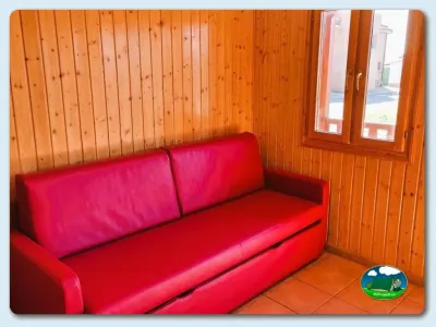 Mobil-home con sofá rojo del Camping Bardenas, Villafranca (Navarra)