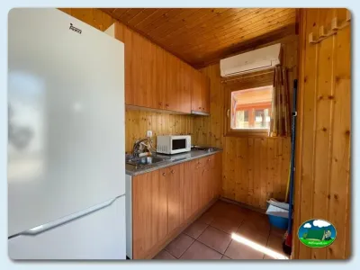 Cabaña interior cocina con nevera y equipamiento del Camping Bardenas, Villafranca (Navarra)