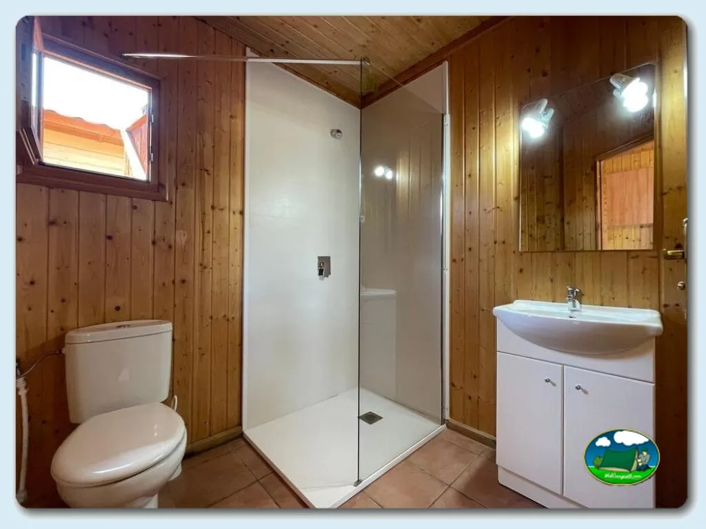 Baño de glamping con ducha, aseos y lavabo del Camping Bardenas, Villafranca (Navarra)