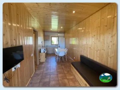 Mobil-home interior con cocina y comedor del Camping Bardenas, Villafranca (Navarra)