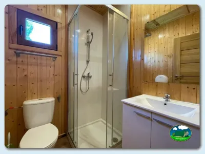 Baño de glamping con ducha y TV del Camping Bardenas, Villafranca (Navarra)