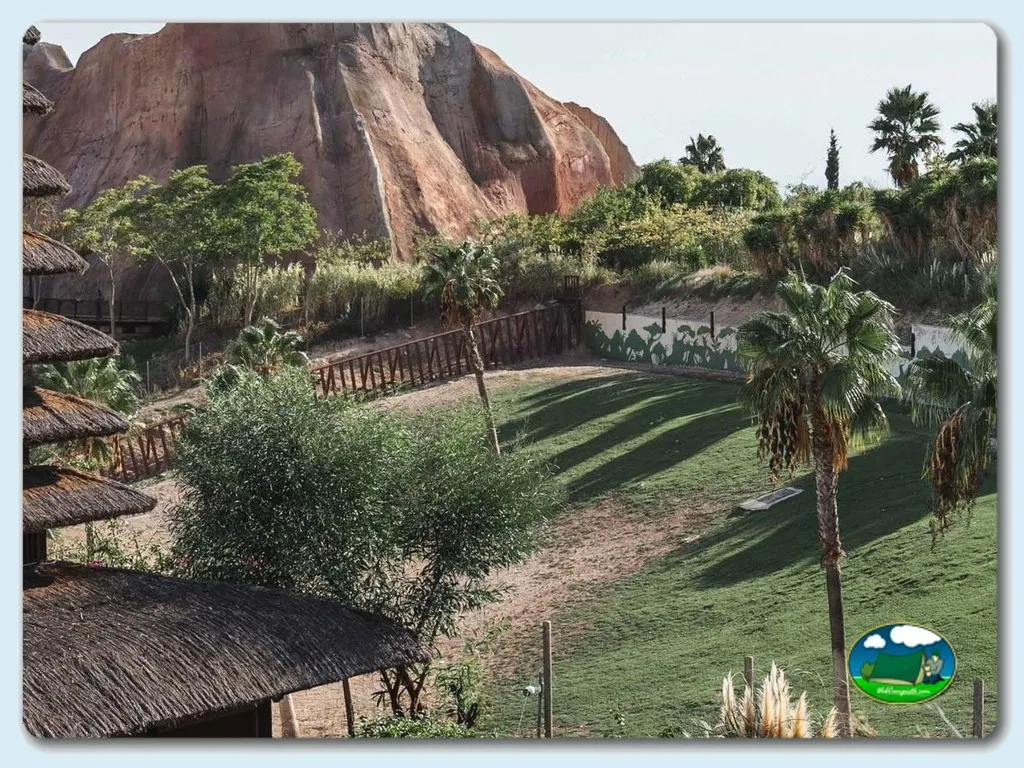 Parcela con vistas a montaña rocosa y palmeras del Camping Magic Natura, Benidorm (Alicante)