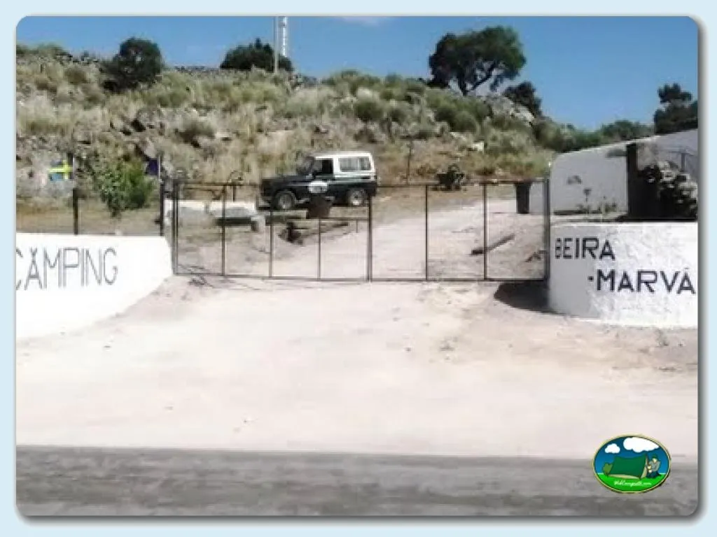 Entrada del recinto con cartel del Camping Beira Marvao Alentejo, Beira (Faro)