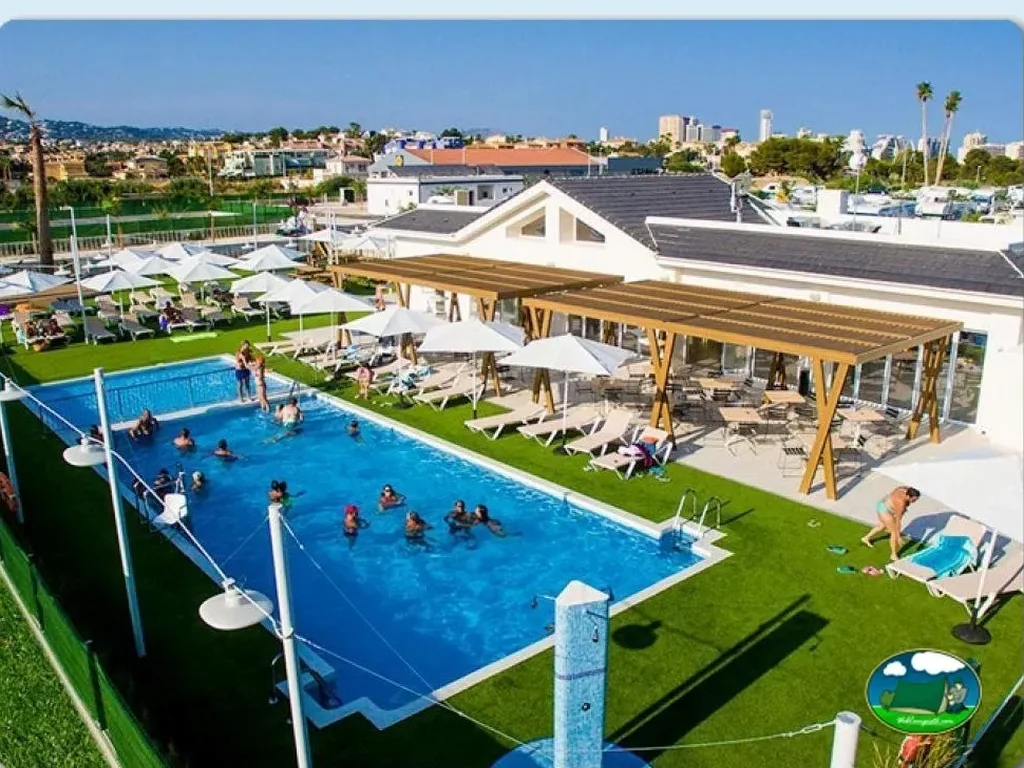 Piscina con zona de bar y sombrillas del Camping Sol de Calpe Austral, Calpe (Alicante)