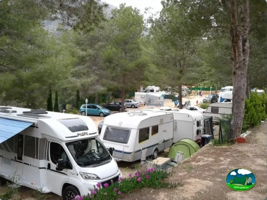 Parcelas con mobil-home y tienda de acampada del Camping Puig Campana, Alicante (Alicante)
