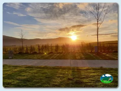 Parcela con vistas a la montaña al atardecer del Camping Rinlo, Rinlo (Lugo)