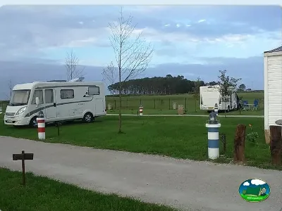Mobil-home en parcela con vistas a montaña del Camping Rinlo, Rinlo (Lugo)