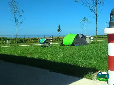 Parcela con tienda de acampada y vistas al río del Camping Rinlo, Rinlo (Lugo)