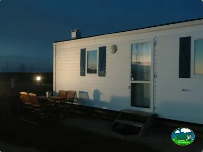 Mobil-home con terraza al atardecer del Camping Rinlo, Rinlo (Lugo)