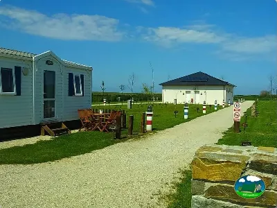 Mobil-home con vistas al campo abierto del Camping Rinlo, Rinlo (Lugo)