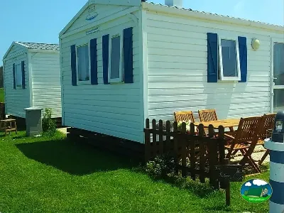Mobil-home con terraza y zona de estar del Camping Rinlo, Rinlo (Lugo)