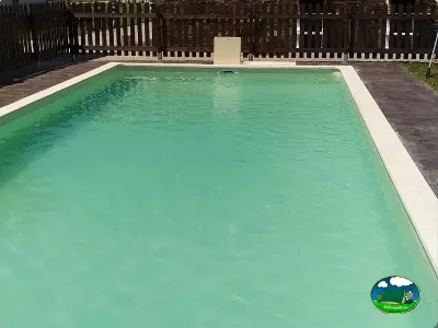 Piscina con agua clara y zona de descanso del Camping Rinlo, Rinlo (Lugo)