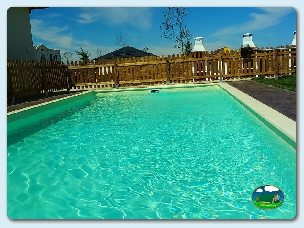 La piscina de agua salina en Camping Rinlo, Lugo, España