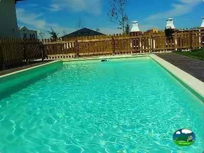 Piscina con agua cristalina y vistas al glamping del Camping Rinlo, Rinlo (Lugo)