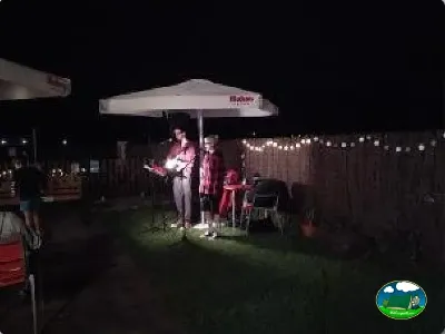 Parcela nocturna con sombrilla del Camping Rinlo, Rinlo (Lugo)