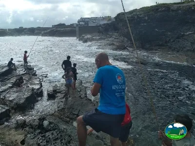 Junto al mar, actividades de pesca y baño en cala rocosa del Camping Rinlo, Rinlo (Lugo)