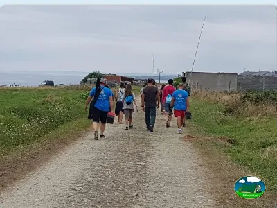 Grupo en camino de tierra junto al mar del Camping Rinlo, Rinlo (Lugo)