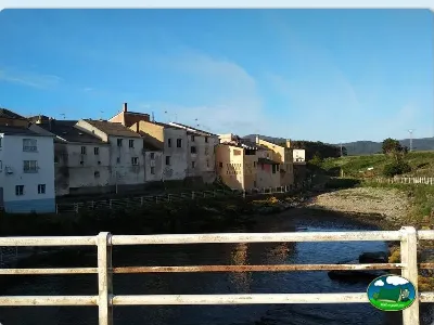 Parcela junto al río con vistas a la montaña del Camping Rinlo, Rinlo (Lugo)