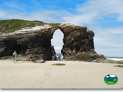 Playa junto al mar con formación rocosa natural del Camping Rinlo, Rinlo (Lugo)