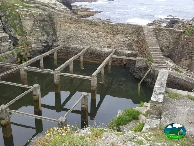 Primera línea junto al mar, piscina natural del Camping Rinlo, Rinlo (Lugo)