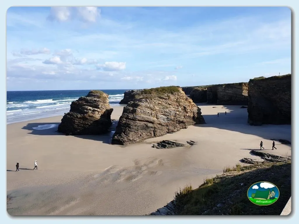 Playa junto al mar con formaciones rocosas del Camping Rinlo, Rinlo (Lugo)