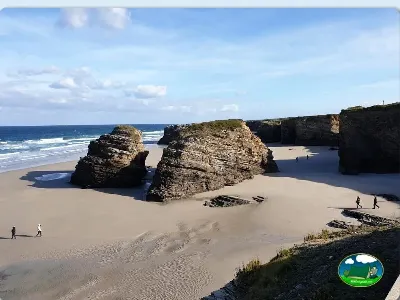Playa junto al mar con formaciones rocosas del Camping Rinlo, Rinlo (Lugo)