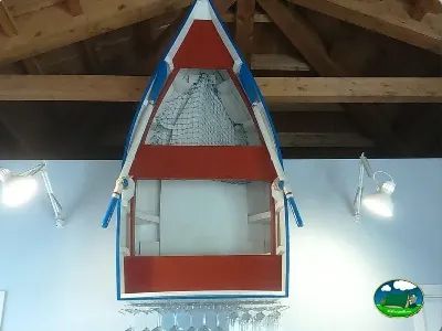 Tipi de glamping interior con estructura roja y azul del Camping Rinlo, Rinlo (Lugo)